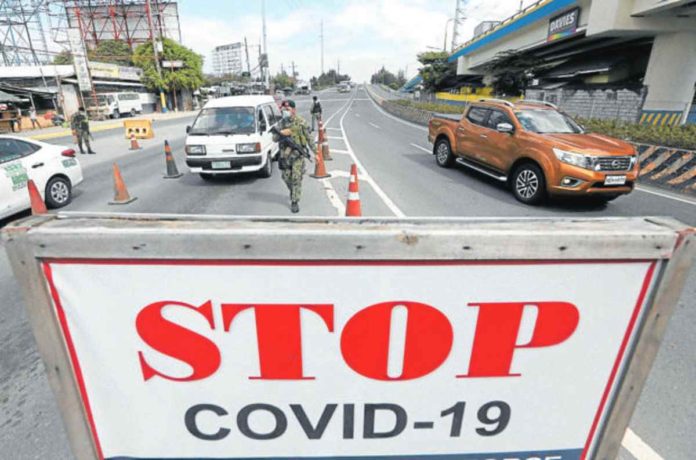 At the height of the COVID-19 pandemic, checkpoints were set up in Metro Manila. INQUIRER file photo / MARIANNE BERMUDEZ