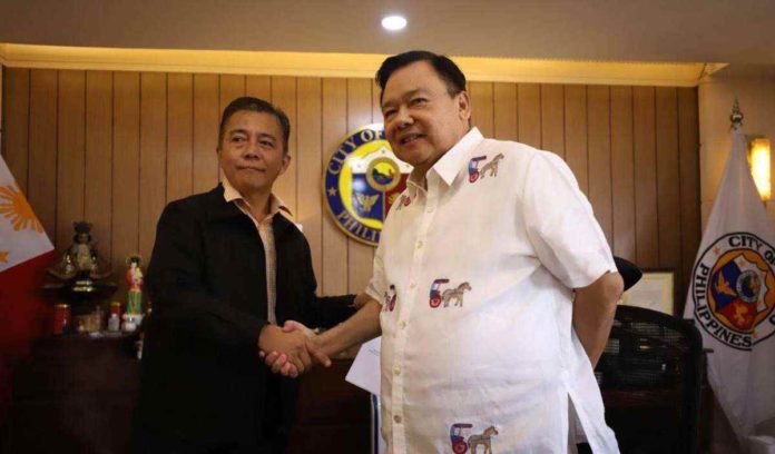 Sumakwel Nava Jr. (left) takes his oath of office before Mayor Jerry P. Treñas as the newly-appointed councilor of Iloilo City on Wednesday, Feb. 7. ILOILO CITY MAYOR’S OFFICE PHOTO