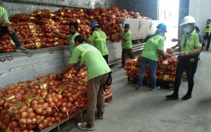 The Bureau of Plant Industry disproves claims that rampant smuggling of onions in Cagayan de Oro had depressed prices. Photo shows smuggled white onions seized at the port of Surigao City in 2022. PHILIPPINE PORTS AUTHORITY - PORT MANAGEMENT OFFICE SURIGAO FB PHOTO