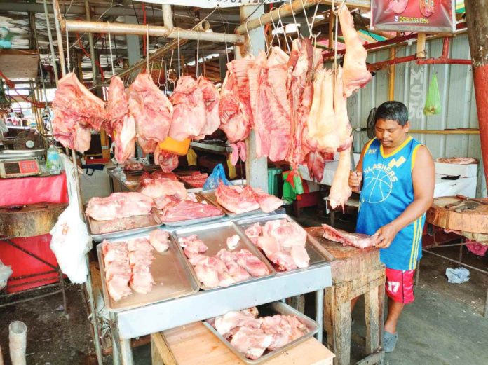 Mayor Alfredo Abelardo Benitez of Bacolod City discusses market conditions with city officials during a visit to Burgos Public Market last week. Photo Credit: Bacolod City Public Information Office