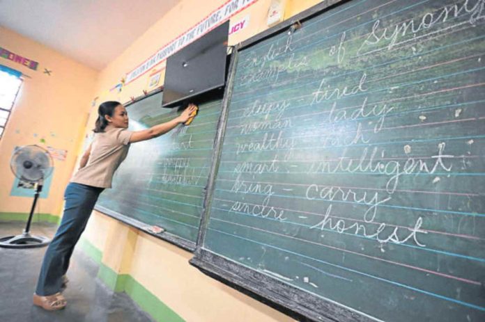 Anxieties over multitasking have shifted from public school teachers to administrative officers (AOs). The Second Congressional Commission on Education (Edcom 2) said a number of AOs were on the brink of quitting their jobs. PHOTO BY GRIG C. MONTEGRANDE, PHILIPPINE DAILY INQUIRER