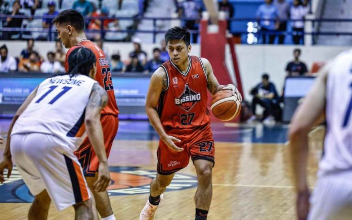 Rey Nambatac steers Blackwater Bossing to a close win over Meralco Bolts. PBA PHOTO