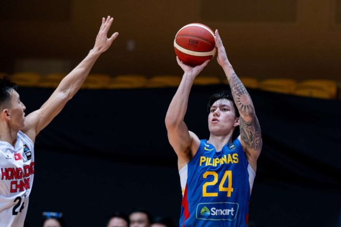 Gilas Pilipinas’ Dwight Ramos pulls up for a shot against the defense of Hong Kong’s Oliver Xu. FIBA PHOTO