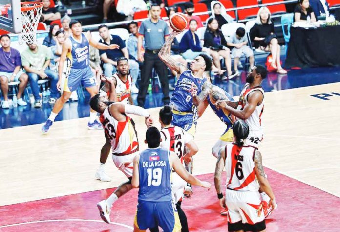 Magnolia Chicken Timplados Hotshots’ Tyler Bey attempts a one-hander against the defense of San Miguel Beermen’s Moala Tautuaa during their 2023-2024 PBA Commissioner’s Cup elimination round encounter. PBA PHOTO