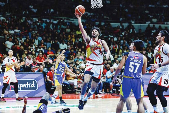 San Miguel Beermen’s Bennie Boatwright Jr. splits the Magnolia Chicken Timplados Hotshots’ defense for a layup. PBA PHOTO