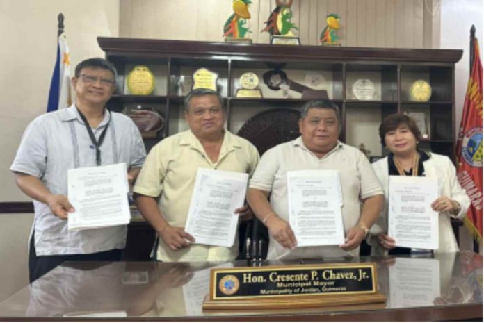 Top photo shows (from left to right) SSS Visayas West 2 Division Vice President Atty. Bernardo B. Dofitas Jr., Jordan Guimaras Municipal Planning and Development Coodinator Engr. Rodolfo G. Gamarcha, Jordan, Guimaras Mayor Cresente P. Chavez Jr., and SSS Iloilo Central Branch Head III Eva J. Cura after the ceremonial signing.