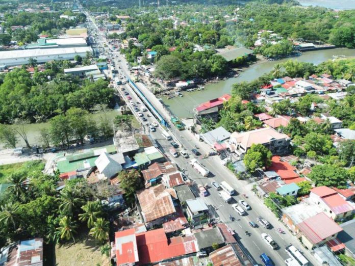 Traffic congestion is experienced on Araneta Street, Barangay Sum-ag due to the temporary closure of the Sum-ag bridge’s southbound portion. AKSYON RADYO BACOLOD