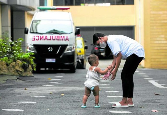 Negros Occidental’s Provincial Health Office (PHO) recorded over 5,000 teenage pregnancies in 2023. Photo shows a teenage mother taking a break with her child outside a forum on teenage pregnancies organized by the Quezon City government in 2022. LYN RILLON / INQUIRER.NET PHOTO