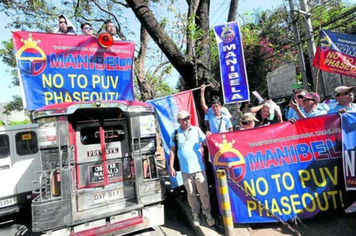 Members of transport group Manibela hold a rally in front of the Office of the Ombudsman where they filed on Feb. 7, 2024, criminal charges against Transportation Secretary Jaime Bautista, Solicitor General Menardo Guevarra and four other transport officials over the government’s modernization program for passenger vehicles. Photo by NIÑO JESUS ORBETA / Philippine Daily Inquirer
