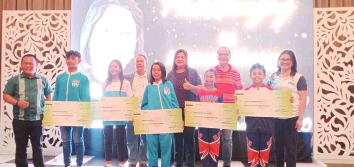 (From left) Athletes John Mark Pagdato and Ma. Jerlyn Ariego from Lemery, Iloilo; Marelyn Libuna from Calinog; and Precious Kylah Abreu and Sean Leumer Hitalia from Cabatuan receive their cash incentives from the Iloilo provincial government. Also in photo are Schools Division of Iloilo Superintendent Dr. Ernesto Servillon Jr., 2nd District Board member June Mondejar; Vice Gov. Christine Garin; Provincial Administrator Raul Banias; and Iloilo Sports Management and Development Office head Ma. Janelyn Fundal. IME SORNITO/PN