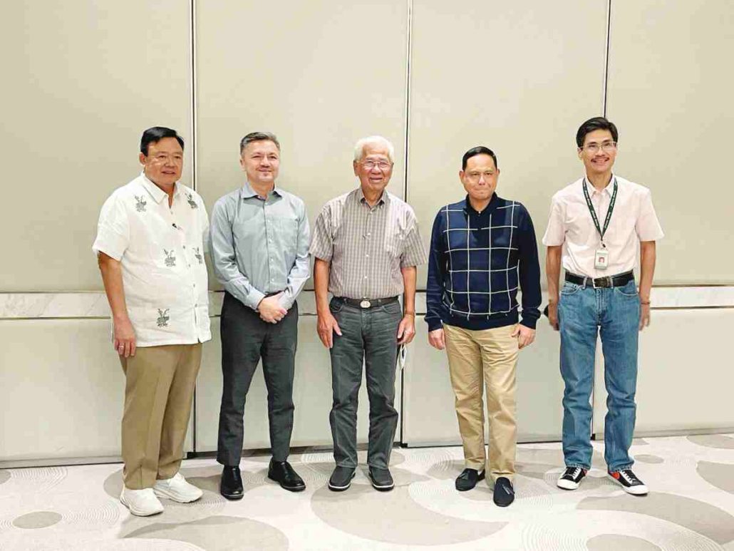 Mayor Jerry P. Treñas (leftmost) and Gov. Arthur Defensor Jr. (2nd from right) lead the talk with Metro Pacific Iloilo Water and Flo Water Resources Inc. to ensure sufficient water supply to the Ilonggos. Also in photo are (from left) Metro Pacific Water Investments Corp. President and CEO Andrew B. Pangilinan, and FloWater Resources Inc.’s Chairman Rogelio Florete Sr. and President Rogelio Florete Jr.