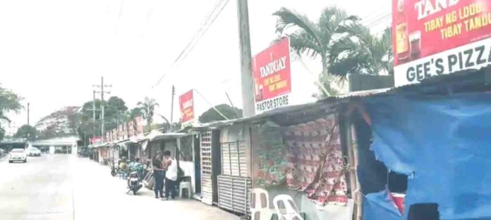 Around 50 kiosks occupy what is considered a “dead road,” part of the four-lane road in Barangay Alijis, Bacolod City. The city government has yet to decide whether to temporarily permit their occupancy. SCREENGRAB ISUGID KAY MAYOR