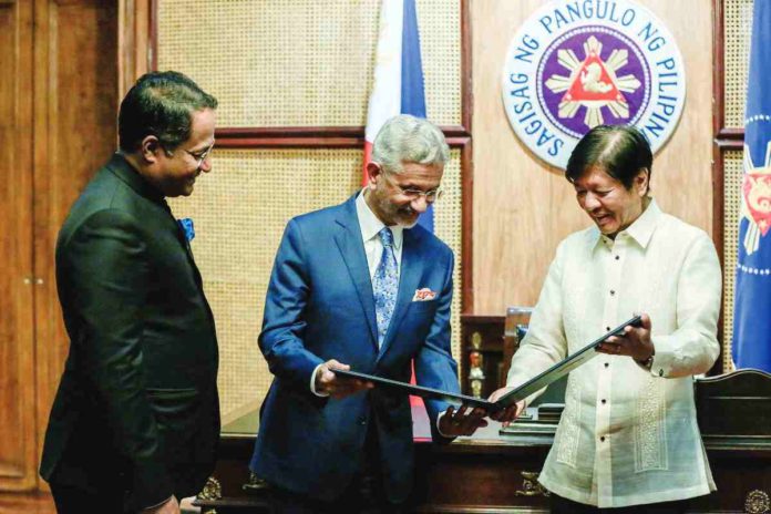 President Ferdinand 'Bongbong" Marcos Jr. welcomes Indian External Affairs Minister Subrahmanyam Jaishankar during a courtesy call at Malacañang Palace in Manila on March 26, 2024. NOEL PABALATE/PPA POOL