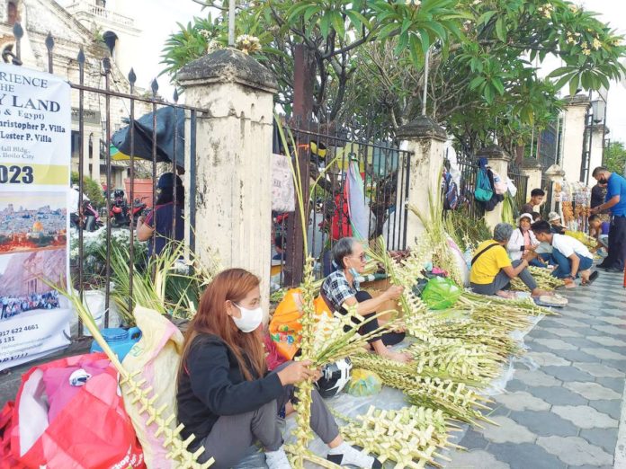 PALM SUNDAY marks the beginning of Holy Week. It commemorates Jesus Christ’s triumphant entry into Jerusalem where crowds greeted him by waving palm branches and covering his path with palm leaves. This Saturday, palm frond vendors are expected to start showing up in front churches such as the Jaro Metropolitan Cathedral in Jaro, Iloilo City in time for Sunday’s church activity. PN FILE PHOTO