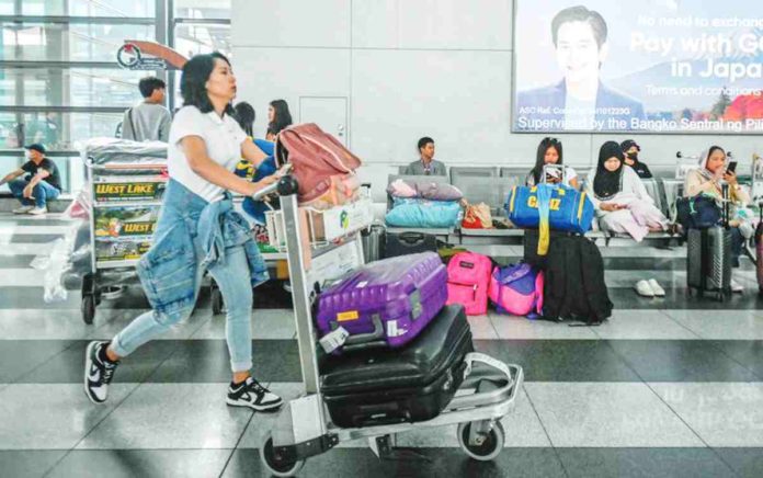 Travelers queue at the Ninoy Aquino International Airport Terminal 3 check-in and immigration counters. MARIA TAN, ABS-CBN NEWS/FILE PHOTO