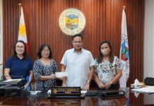 Gov. Arthur Defensor Jr. released a check amounting to P10 million to the municipality of Maasin for their Solid Waste Management Program. Maasin’s Municipal Environment and Natural Resources Office head Noemi Marie Magullado and Municipal Treasurer Marcelina Guidoriagao received the check in the presence of Provincial Government Environment and Natural Resources Office Supervising Environmental Management Specialist Mitzi Peñaflorida. BALITA HALIN SA KAPITOLYO/FACEBOOK PHOTO