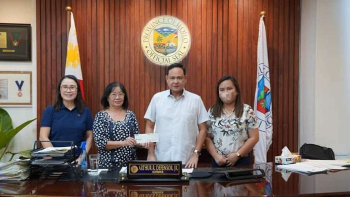 Gov. Arthur Defensor Jr. released a check amounting to P10 million to the municipality of Maasin for their Solid Waste Management Program. Maasin’s Municipal Environment and Natural Resources Office head Noemi Marie Magullado and Municipal Treasurer Marcelina Guidoriagao received the check in the presence of Provincial Government Environment and Natural Resources Office Supervising Environmental Management Specialist Mitzi Peñaflorida. BALITA HALIN SA KAPITOLYO/FACEBOOK PHOTO