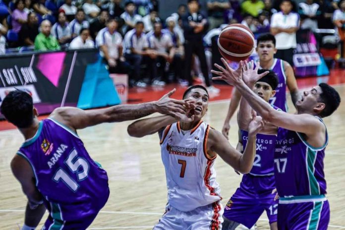 NorthPort Batang Pier’s Zavier Lucero and Converge FiberXers’ Mike Nieto battle for the rebound. PBA PHOTO