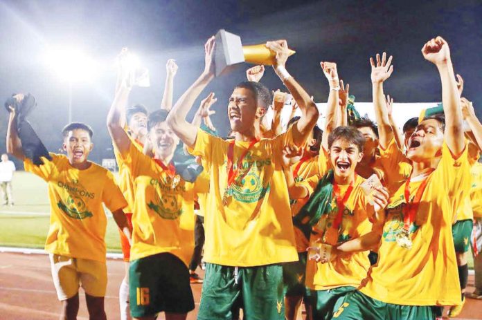 Far Eastern University-Diliman Baby Tamaraws celebrate their 12th UAAP high school boys football championship. UAAP PHOTO