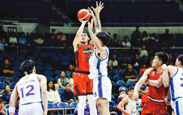 Blackwater Bossing’s Christian David shoots over the defense of Converge FiberXers’ Justin Arana. PBA PHOTO