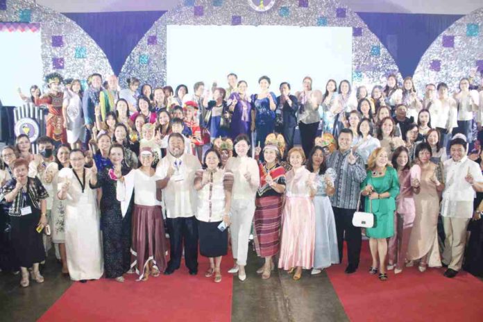 BRINGING EXPERTISE TOGETHER. The powerhouse committee, guests, and attendees of the Philippine Pharmacists Association shine brightly during the national convention held in Iloilo City on April 11–13, 2024.