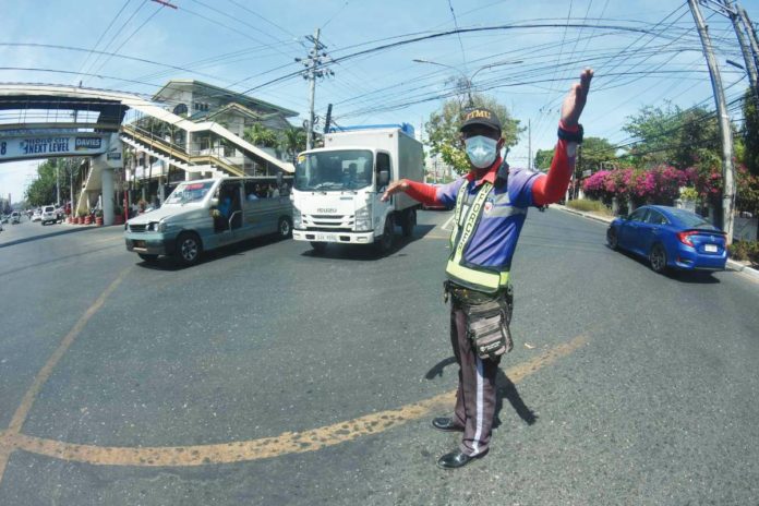 HEAT STROKE BREAK POLICY. The Iloilo City Traffic Management Unit now has a heat stroke break policy. Traffic enforcers are allowed to leave their posts for a 15 to 20-minute break so they can rehydrate and seek shelter from the sun. ARNOLD ALMACEN/ILOILO CITY MAYOR’S OFFICER PHOTO