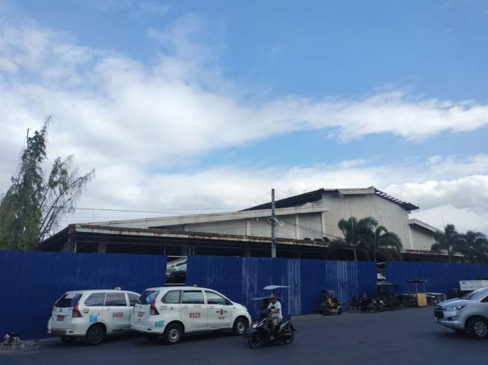 The Bacolod Vendors Plaza at the Reclamation Area, Barangay 12, Bacolod City is now enclosed by a fence. This is part of the area where the redevelopment project of SM Prime Holdings Inc. is currently being implemented.