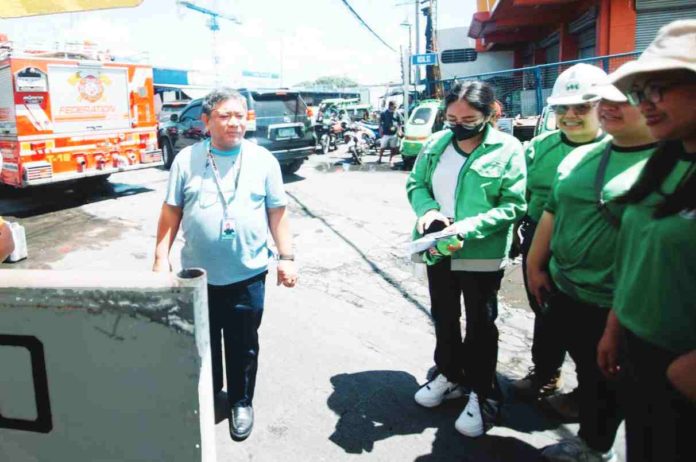 Roel Castro (left), president and chief executive officer of MORE Electric and Power Corporation, oversees his team providing free cold water and free charging to Iloilo City consumers affected by the April 28 power interruption.