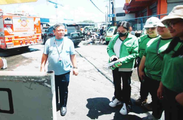 Roel Castro (left), president and chief executive officer of MORE Electric and Power Corporation, oversees his team providing free cold water and free charging to Iloilo City consumers affected by the April 28 power interruption.