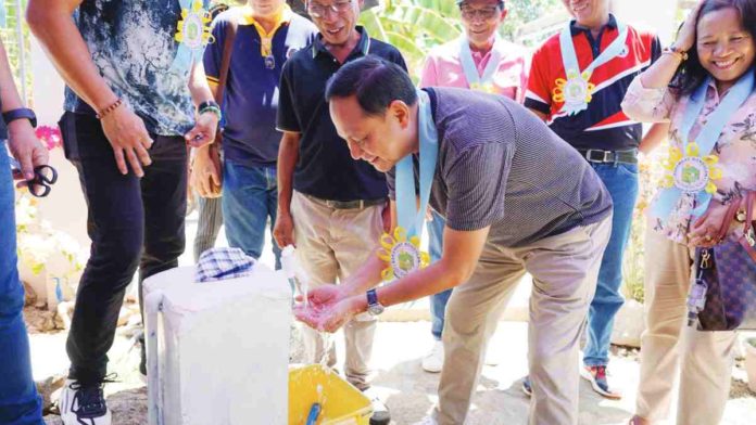 Gov. Arthur Defensor Jr. drinks water from the newly-inaugurated water system in Barangay Bondulan, San Dionisio, Iloilo. BALITA HALIN SA KAPITOLYO PHOTO