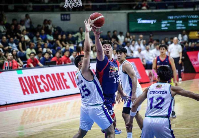 Rain or Shine Elasto Painters’ Beau Belga goes for a reverse shot against the defense of Aklanon Keith Zaldivar of Converge FiberXers. PBA PHOTO