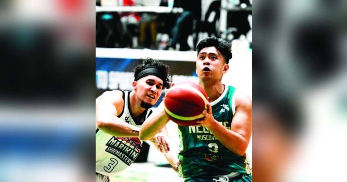 Negros Muscovados’ Hubert Cani attempts for a basket after evading the defense of Marikina Shoemasters’ Joe Gomez de Liano. PHOTO COURTESY OF ARMANDO ANTONIO PAOLO A GONZALES III