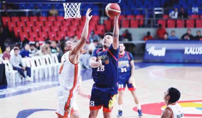 Rain or Shine Elasto Painters’ Beau Belga attempts a basket against the defense of NorthPort Batang Pier’s Zavier Lucero. PBA PHOTO