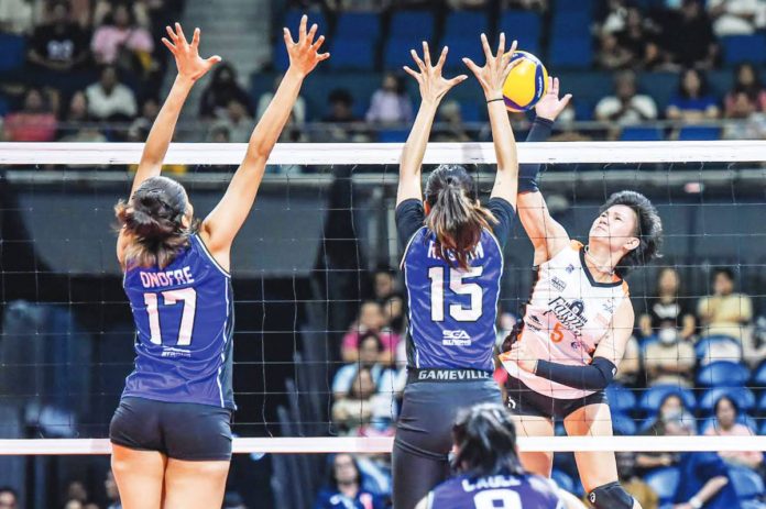 Negrense Alyssa Bertolano of Farm Fresh Foxies scores against the defense of Strong Group Athletics’ Souzan Raslan. PVL PHOTO