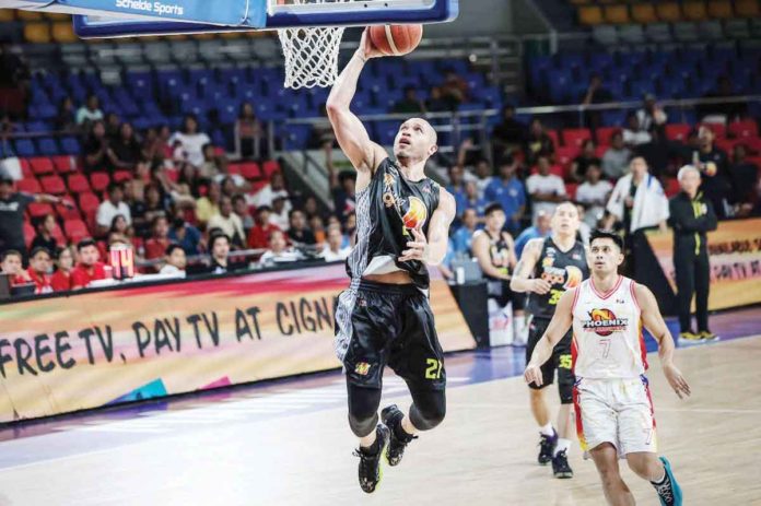 TNT Tropang Giga’s Kelly Williams goes for a fastbreak layup. PBA PHOTO