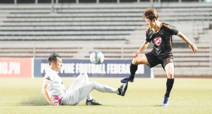 Kaya Futbol Club-Iloilo’s Shuto Komaki kicks the ball away from Maharlika Taguig FC’s Anton del Rosario. PFL PHOTO