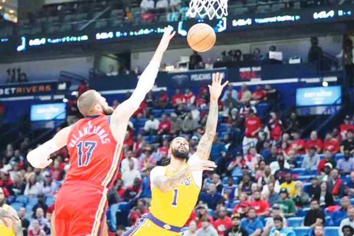 Los Angeles Lakers’ D’Angelo Russell shoots against New Orleans Pelicans’ Jonas Valanciunas. PHOTO COURTESY OF GERALD HERBERT/ASSOCIATED PRESS