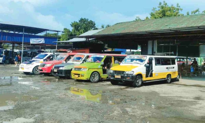 The Regional Development Council 6 says several transport facilities in Western Visayas have insufficient lighting and signage, dirty restrooms and lack of security, among others. Photo shows the Mohon Terminal in Arevalo, Iloilo City. AJ PALCULLO/PN