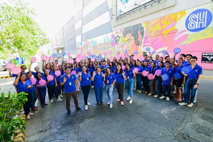 SM Foundation, led by its Education Program executive director Carmen Linda Atayde and SAVP Eleanor Lansang, with scholars from Iloilo, Roxas City, and Bacolod.