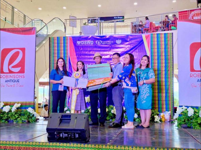 Richie Mae Napacia (2nd from left) from the municipality of Patnongon is this year's 4Ps exemplary child provincial winner in Antique. PHOTO COURTESY OF DSWD REGION 6