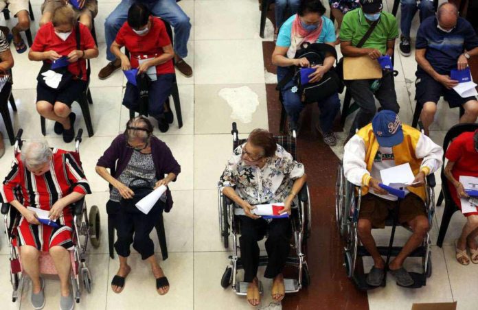 While the new “FLiRT” variants may cause “self-limiting and mild” symptoms, these may become severe in at-risk groups, including senior citizens and the immunocompromised, according to infectious disease expert Dr. Rontgene Solante. INQUIRER FILE PHOTO