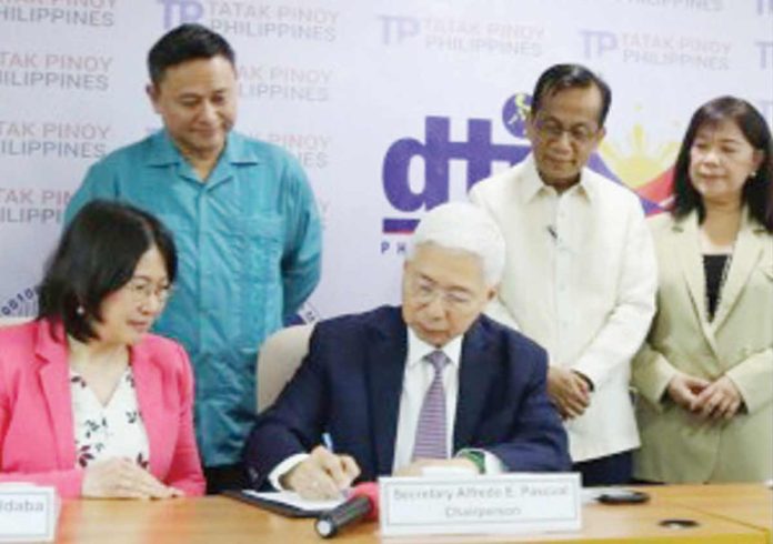 Department of Trade and Industry (DTI) Secretary Alfredo Pascual (seated) signs the implementing rules and regulations (IRR) of the Tatak Pinoy Act at the DTI office in Makati City on Wednesday, May 22. The signing was witnessed by DTI Undersecretary Rafaelita Aldaba (seated), (standing from left to right) Sen. Sonny Angara, National Economic and Development Authority Secretary Arsenio Balisacan, and DTI Assistant Secretary Leonila Baluyot. PHOTO COURTESY OF DTI
