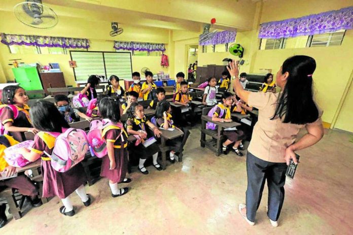 A public school teacher gives instructions to her pupils at San Diego Elementary School in Batasan Hills, Quezon City.  The opening of classes for school year 2024-2025 will begin on July 29 this year and end on April 15, 2025. PHILIPPINE DILY INQUIRER PHOTO BY GRIG C. MONTEGRADE