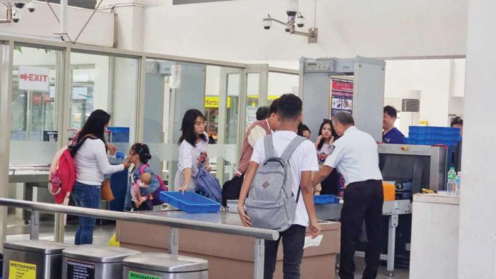 The Bureau of Quarantine issued Bureau Memorandum No. 2024-48 placing the country’s airports and seaports on “heightened” alert to “thoroughly” screen foreigners or Filipinos coming from countries with reported cases of COVID FLiRT variants. Photo shows passengers undergoing routine security checks before entering the boarding area of Iloilo Airport. PN FILE PHOTO