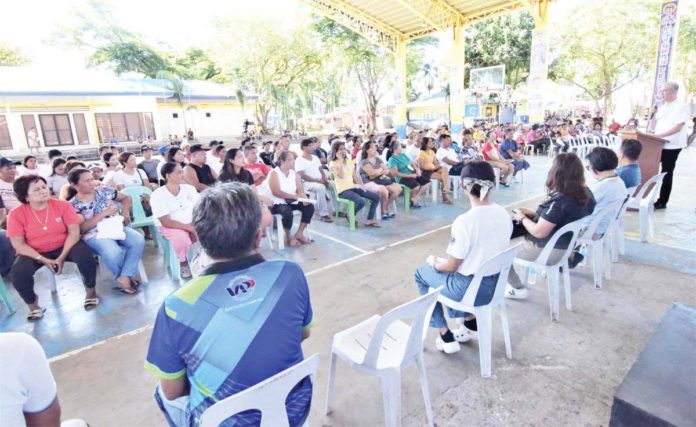 Gov. Eugenio Jose Lacson leads the distribution of cash assistance to hog raisers of E.B. Magalona town affected by the African swine fever and other transboundary swine diseases on Wednesday, May 8.