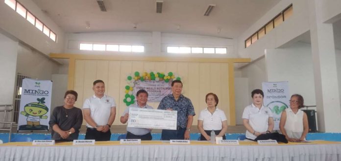 Former Ilonggo senator Franklin Drilon (4th from left) and MORE Electric and Power Corporation president and chief executive officer Roel Castro (3rd from left) turn over a check worth P704,000 to the Negrense Volunteers for Change Foundation, Inc. to fund the provision of Mingo Meals for 88 malnourished children in San Miguel, Iloilo.