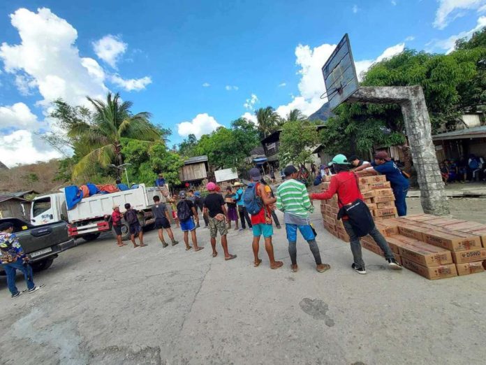 Personnel of the Department of Social Welfare and Development Region 6 distribute family food packs to residents affected by the El Niño phenomenon. DSWD-6 PHOTO