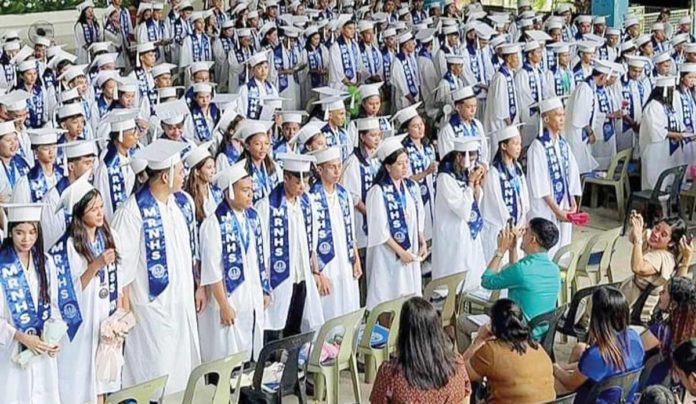 The Department of Education in Antique Province discourages parents from giving money bouquets or garlands during a graduation rite. Photo shows the senior high school graduation rites of Moscoso-Rios National High School in Hamtic town. KAYE FERNHEL ARELLANO/FACEBOOK PHOTO