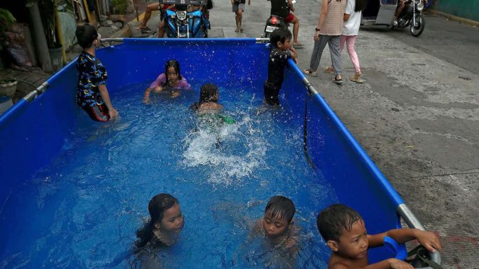 Children at a neighborhood at Blumentritt Road in Manila cool off at an inflatable pool. RICHARD A. REYES, PHILIPPINE DAILY INQUIRER