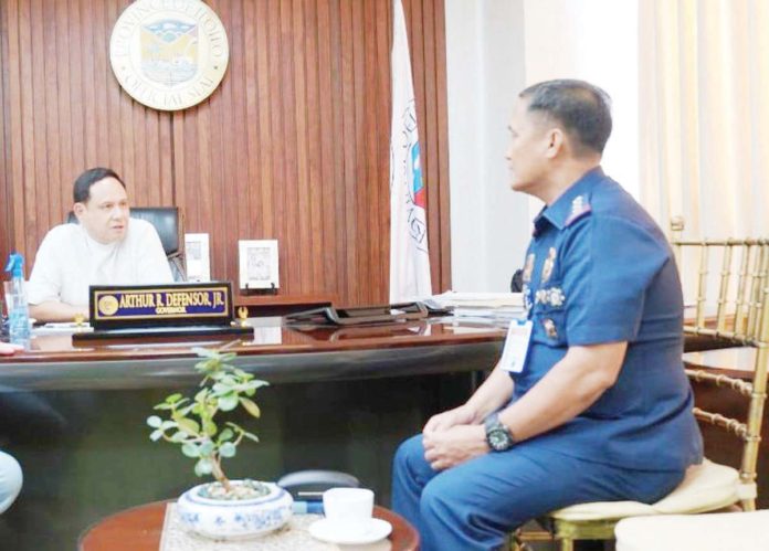 During a recent courtesy call, Iloilo Police Provincial Office officer-in-charge Police Colonel Bayani Razalan was briefed by Gov. Arthur Defensor Jr. on the “Limpyo Iloilo Kontra Dengue” program, a province-wide initiative aimed at combating dengue through the elimination of mosquito breeding sites. The governor is keen on leveraging the IPPO’s support for enforcing waste disposal regulations on streets, canals, and national highways. Photo from Balita Halin sa Kapitolyo